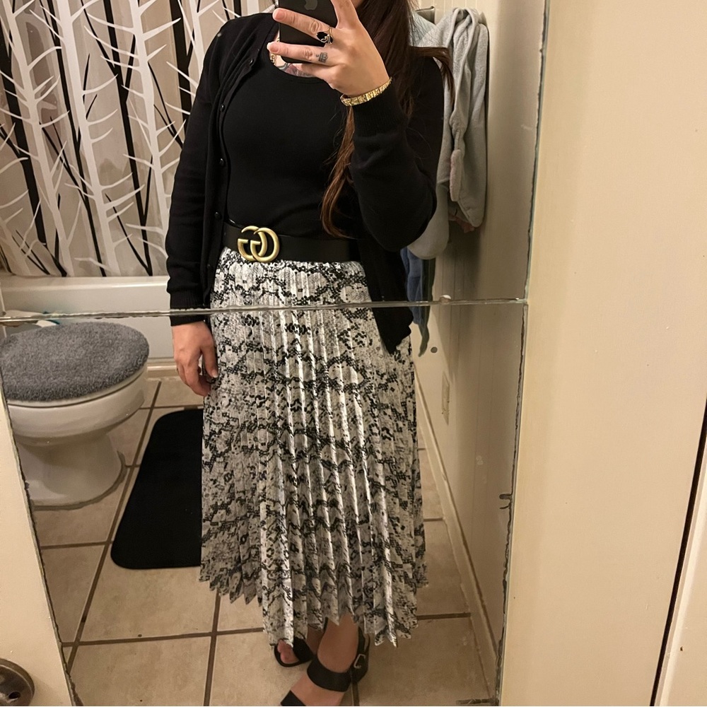 beautiful skirt size small i believe! used once!
